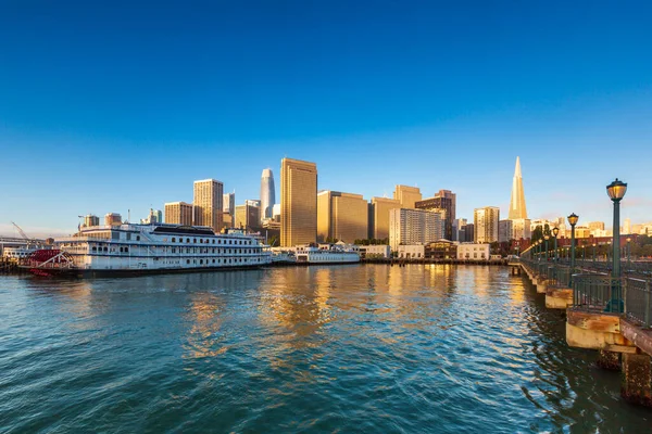Limandaki Büyük Teknenin Arka Planında San Francisco California Manzarası Var — Stok fotoğraf