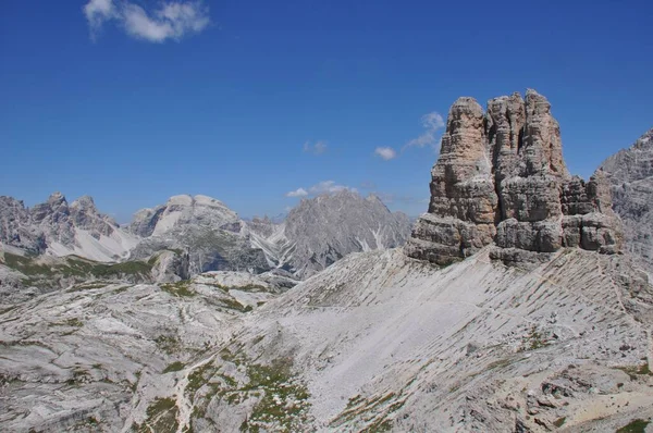 托布林格知道在一个岩石景观中 蓝天在意大利的背景 — 图库照片