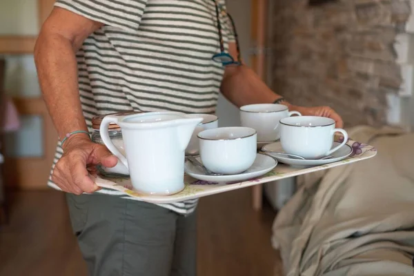 Partial View Person Carrying Tray Coffee Cups — Stock Photo, Image