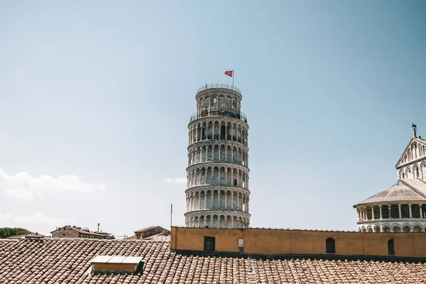 イタリアの奇跡の広場の屋根の上からピサの斜塔の眺め — ストック写真