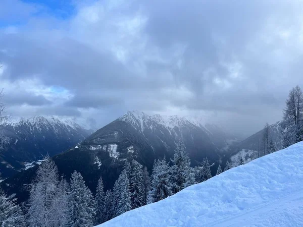 Снігові Гори Пейзаж Під Хмарним Небом — стокове фото
