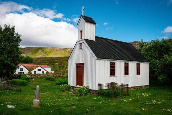 曇り空の下の草原の中にある小さな礼拝堂の建物の風景 — ストック写真
