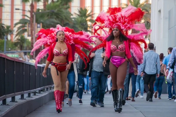 Dois Las Vegas Showgirls Andar Tira Traje Completo — Fotografia de Stock