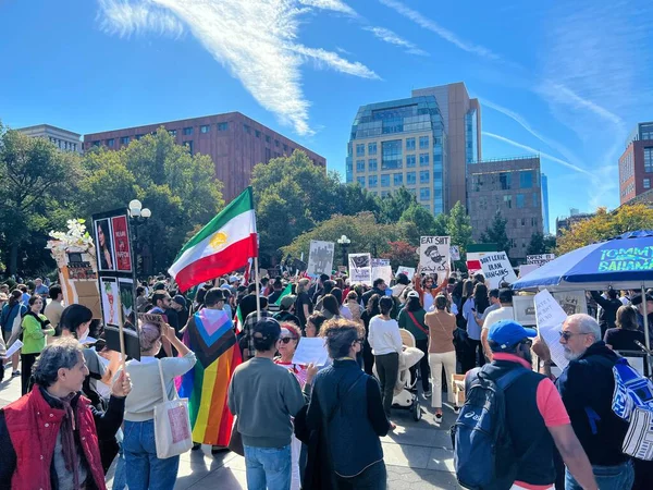 イランの人々の基本的人権を支援するために公園に集まる人々の閉鎖 — ストック写真