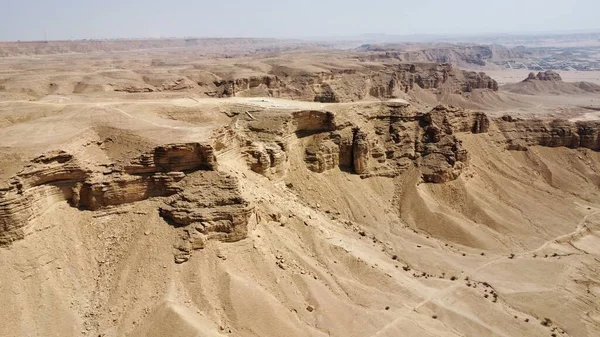 峡谷を示す無人島の景観のトップビューは砂の砂漠です — ストック写真