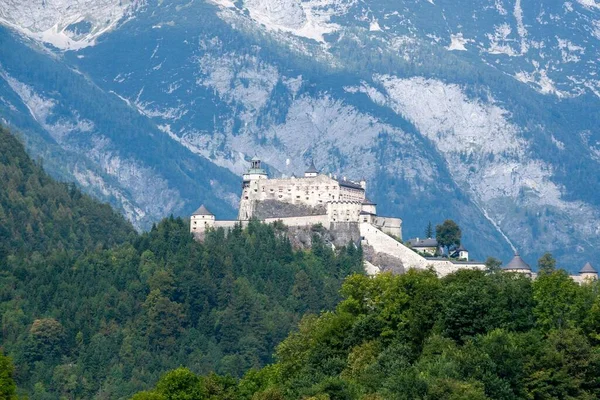Una Vista Del Castillo Hohenwerfen Rodeado Montañas Escénicas Austria —  Fotos de Stock