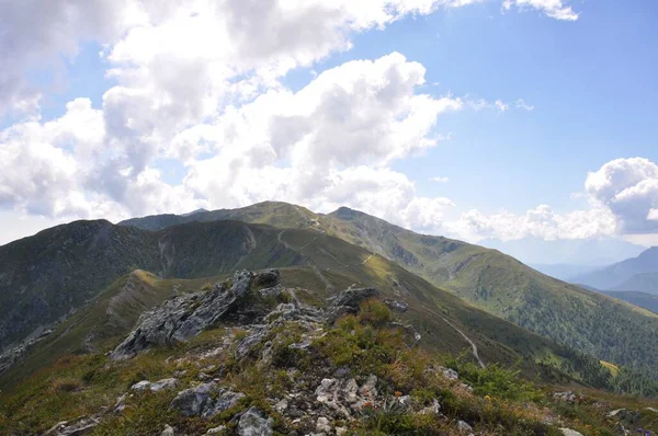 Uma Bela Paisagem Das Grandes Montanhas Dos Alpes Itália Sob — Fotografia de Stock