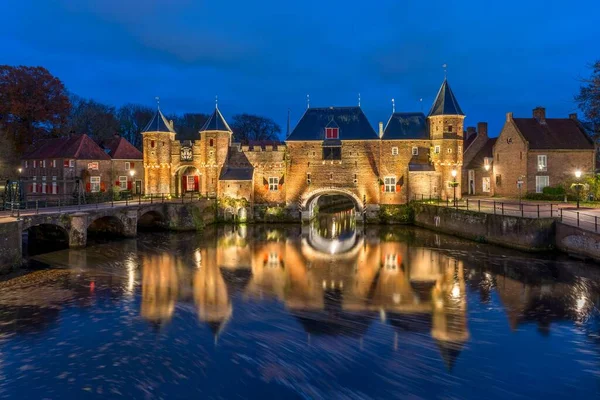 オランダ アメルソートのライトアップされた中世の門 Koppelporti — ストック写真