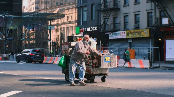 Homem Nova York Empurrando Seu Carrinho Outro Lado Rua — Fotografia de Stock