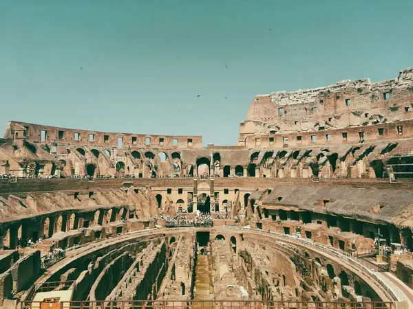 Het Colosseum Achtergrond Van Helderblauwe Lucht — Stockfoto
