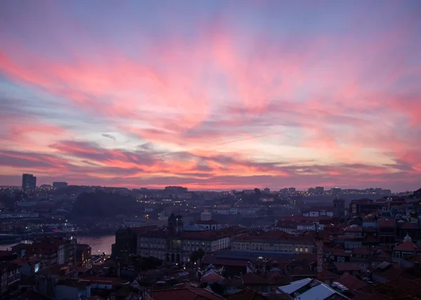 Die Rosafarbene Skyline Über Dem Portugiesischen Porto — Stockfoto