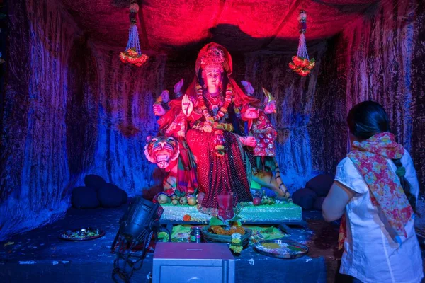 Eine Frau Betet Vor Einem Idol Von Maa Durga Bei — Stockfoto