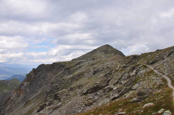 Ett Vackert Landskap Stora Berg Alperna Italien Den Molniga Himlen — Stockfoto