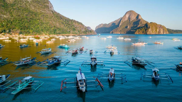 Filipinler Nido Şehrinde Kayalar Teknelerle Palawan Adasının Manzarası — Stok fotoğraf
