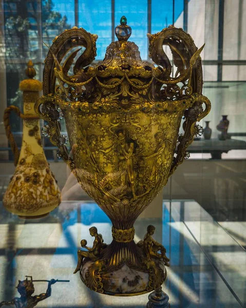 Beautiful Gold High Detailed Vase Pot Nyc Museum — Stock Photo, Image