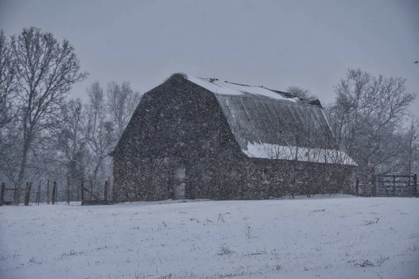 Kar Yağarken Ahşap Bir Ahırın Yakın Görüntüsü — Stok fotoğraf