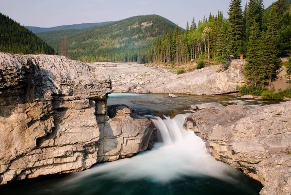カナダのアルバータ州の絵のエルボー滝から流れる水の長い露出 — ストック写真