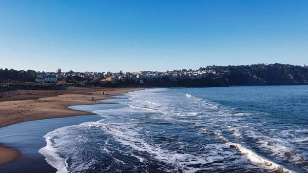 美国加利福尼亚州旧金山贝克海滩上一幅幅美丽的泡沫浪花 — 图库照片