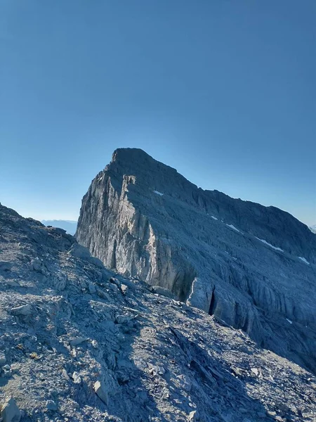 Eine Vertikale Aufnahme Des Mount Rundle Traverse Unter Blauem Himmel — Stockfoto