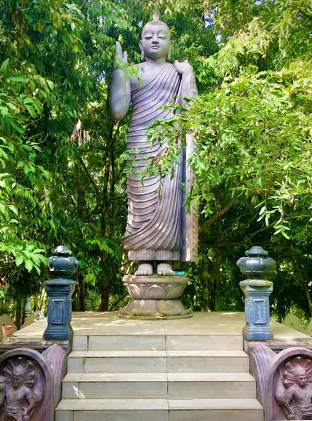 Вертикальный Снимок Статуи Будды Возле Храма — стоковое фото