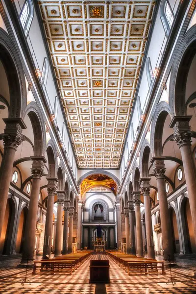 피렌체의 마리아 노벨라 대성당의 수직으로 보이는 — 스톡 사진