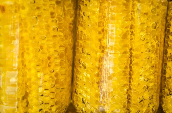 玻璃瓶中的蜂蜜和蜂窝包装出售 — 图库照片
