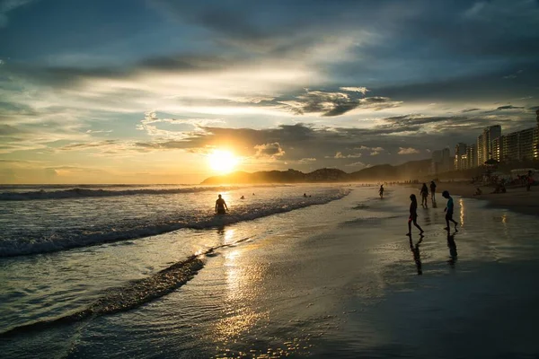 해변을 거닐고 사람들로 이루어진 아름다운 실루엣 — 스톡 사진