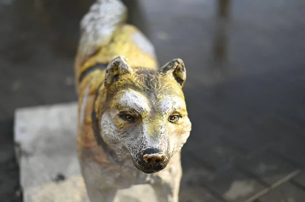 Eine Großaufnahme Einer Gelb Weißen Hundeskulptur Die Auf Der Straße — Stockfoto