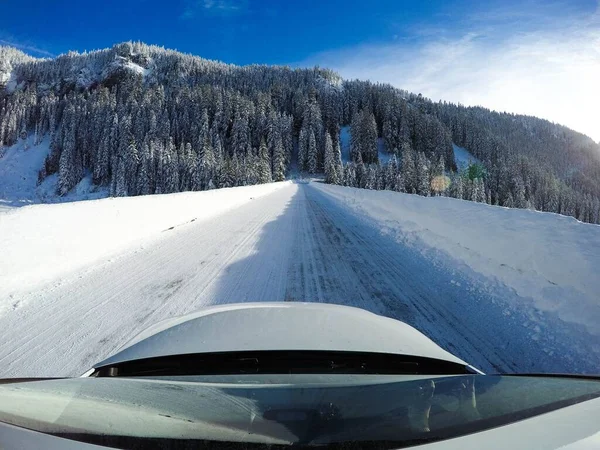 Θέα Ένα Χιονισμένο Βουνό Rainer Από Ένα Αυτοκίνητο — Φωτογραφία Αρχείου