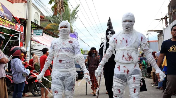 Närbild Människor Blodiga Zombie Kostymer Gatufestival Indonesien — Stockfoto