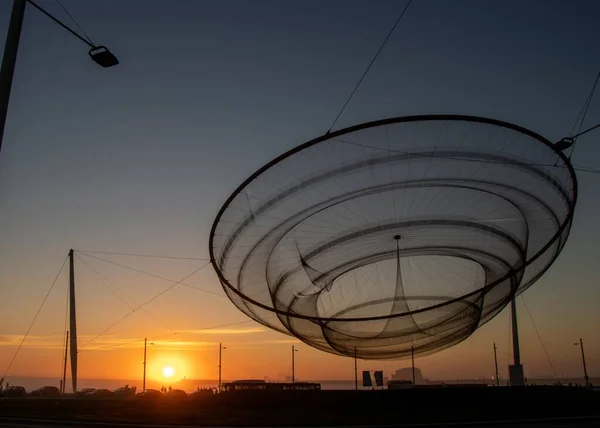 Сучасна Скульптура Вона Змінюється Порто Португалія Фоном Заходу Сонця — стокове фото