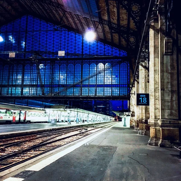 Una Stazione Ferroviaria Con Vista Notturna Dalla Finestra Barcellona Spagna — Foto Stock
