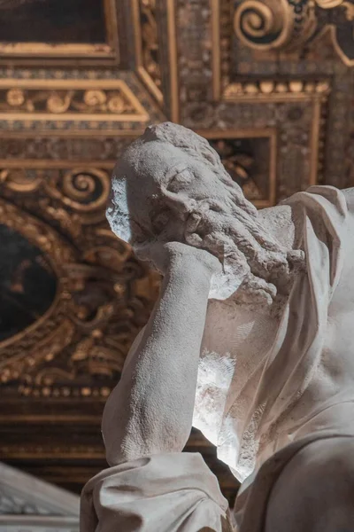 イタリアのヴェネツィアのカトリック教会に眠る神の彫刻の垂直閉鎖 — ストック写真
