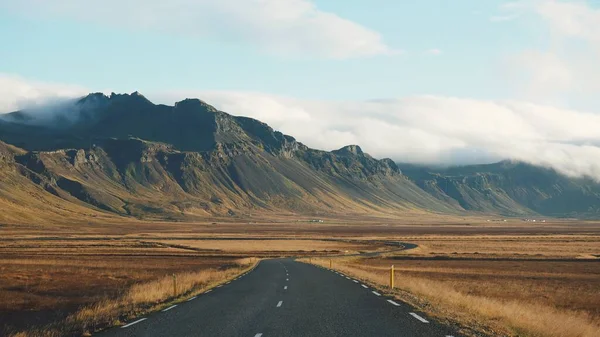冰岛的道路和秋季风景 — 图库照片