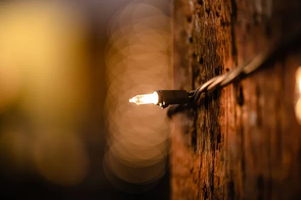 宾夕法尼亚州曼海姆市的一根支撑梁上的一盏小小的装饰灯的特写镜头 — 图库照片