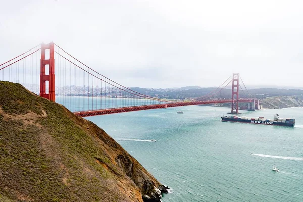 Golden Gate Bridge Met Grote Tanker Nadert Onder Andere Kleine — Stockfoto