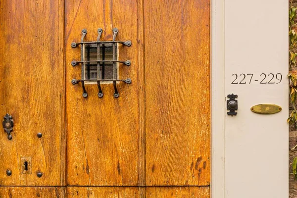 Close Espião Campainha Números Casa Velha Porta Frente Madeira — Fotografia de Stock