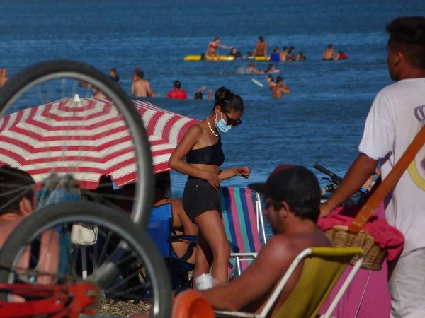 Única Persona Con Mascarilla Una Playa Llena Gente — Foto de Stock