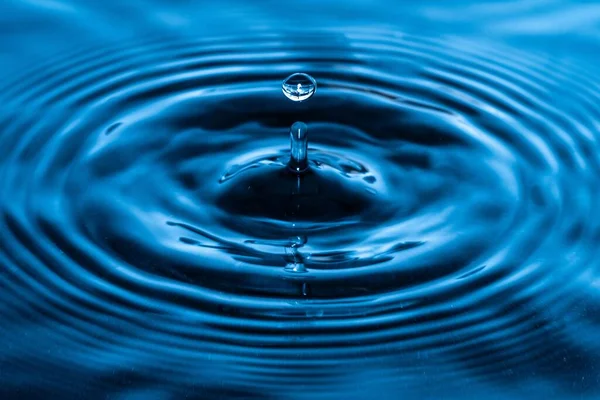 Fallande Droppe Vatten Med Cirkulära Vågor — Stockfoto