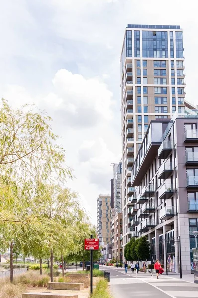 Ein Vertikaler Moderner Wohnkomplex Auf Der Greenwich Peninsula London Während — Stockfoto