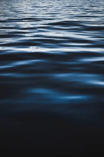 Ένα Κάθετο Κοντινό Πλάνο Σκούρου Μπλε Νερού Στην Λίμνη Τάχο — Φωτογραφία Αρχείου