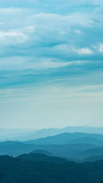 구름낀 아래푸른 초목으로 층으로 산맥의 — 스톡 사진