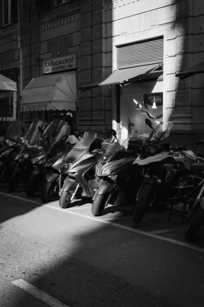 Uma Foto Escala Cinza Vertical Motocicletas Gênova Itália — Fotografia de Stock
