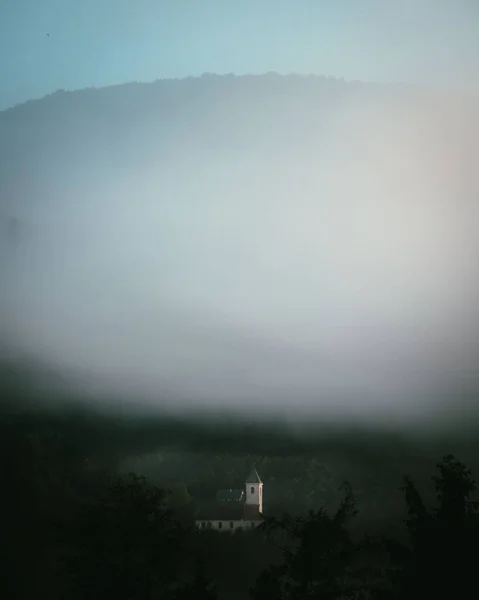 Una Gran Masa Niebla Cielo Reunió Sobre Una Torre Construcción — Foto de Stock