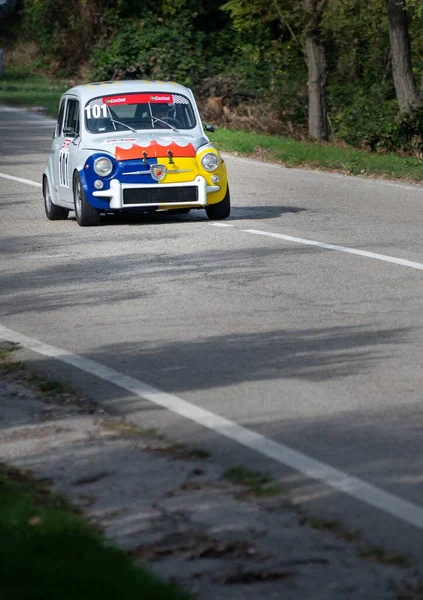 一辆蓝白相间的汽车 在意大利佩萨罗举行的速度慢的比赛中被架起 — 图库照片