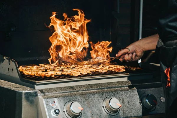 Vue Jour Chef Masculin Faisant Barbecue Sur Cuisinière — Photo