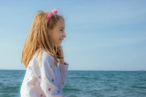 Крупный План Красивой Девушки Морем Небом Заднем Плане — стоковое фото