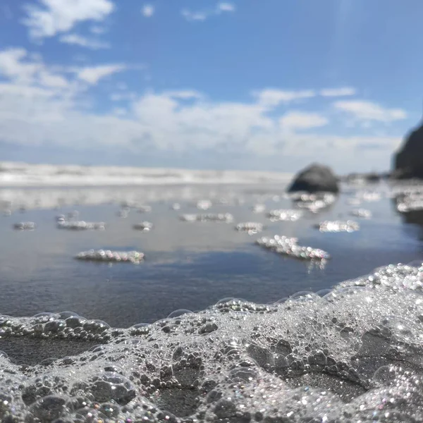 Malebný Pohled Mořské Pobřeží Klidnými Vlnami Během Dne Rozmazaném Pozadí — Stock fotografie