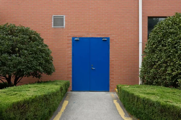 Niebieska Brama Pod Czerwonym Murem — Zdjęcie stockowe