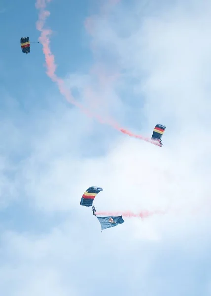 Eine Vertikale Von Fallschirmspringern Die Mit Einem Fallschirm Aus Dem — Stockfoto